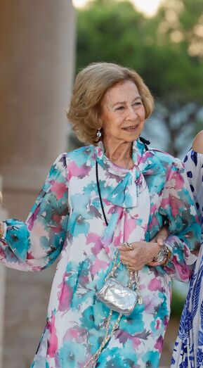 Rainha Sofia marca presença em Maiorca com visual floral elegante