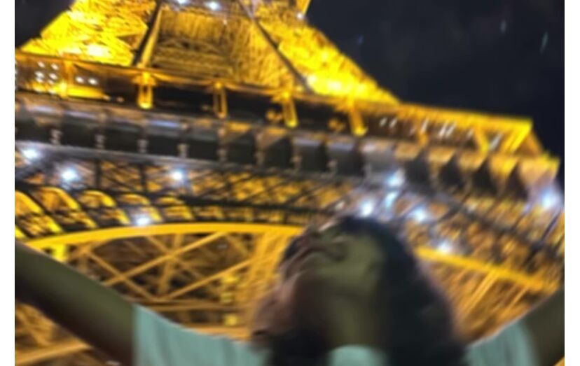 Elisa celebra 10 anos em Paris com a Torre Eiffel como cenário