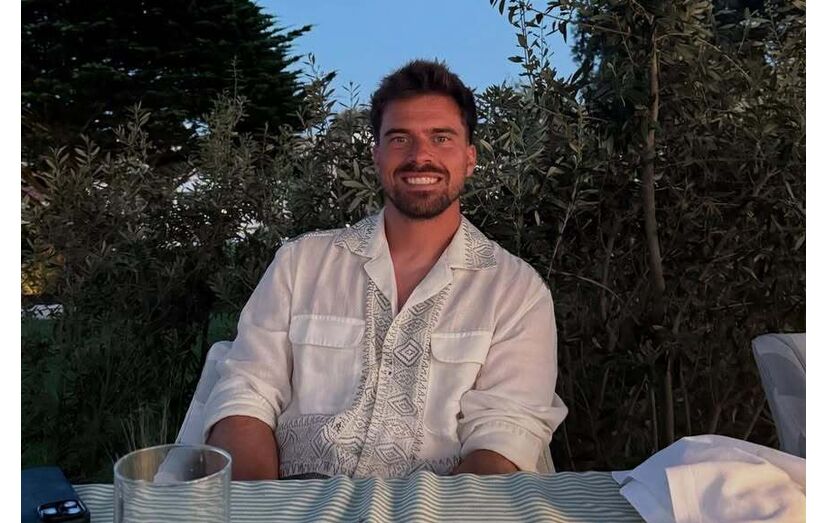 João Monteiro janta em Menorca com visual de luxo