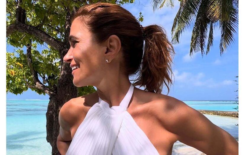 Liliana Campos aproveita dia de sol na praia