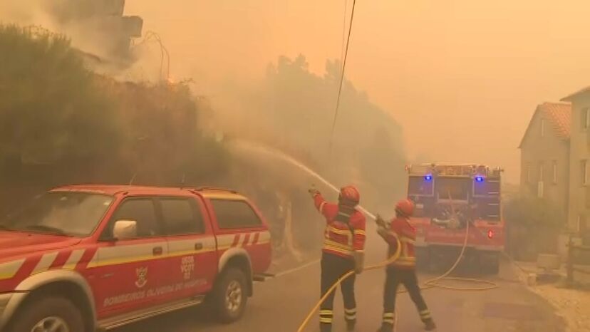 Bombeiros combatem incêndio perto de Oliveira do Hospital
