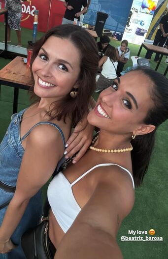 Beatriz Barosa diverte-se no Sol da Caparica
