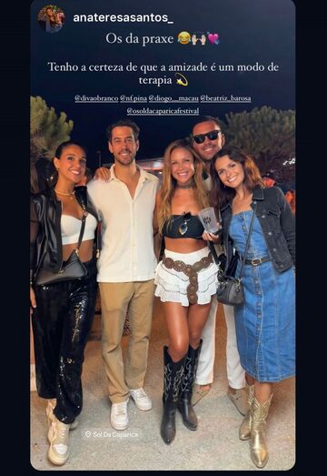 Beatriz Barosa diverte-se no Sol da Caparica com amigos