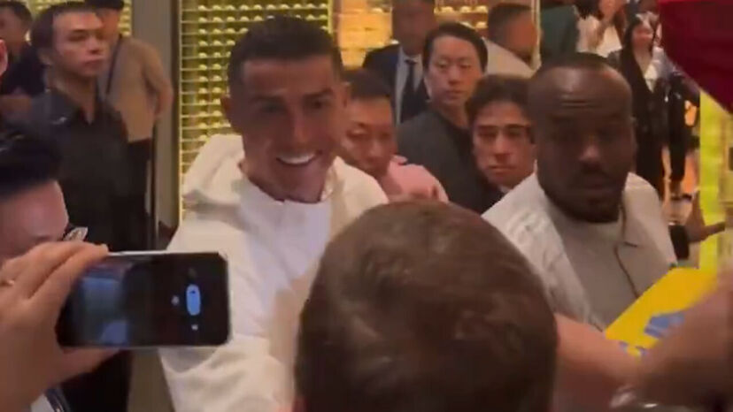 Cristiano Ronaldo reconhece João Baião no meio de multidão em Hong Kong