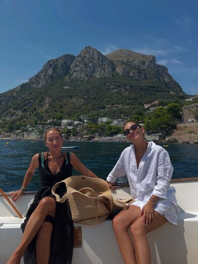 Matilde Mourinho celebra os 60 anos da mãe, Tami, com momentos especiais em passeio de barco