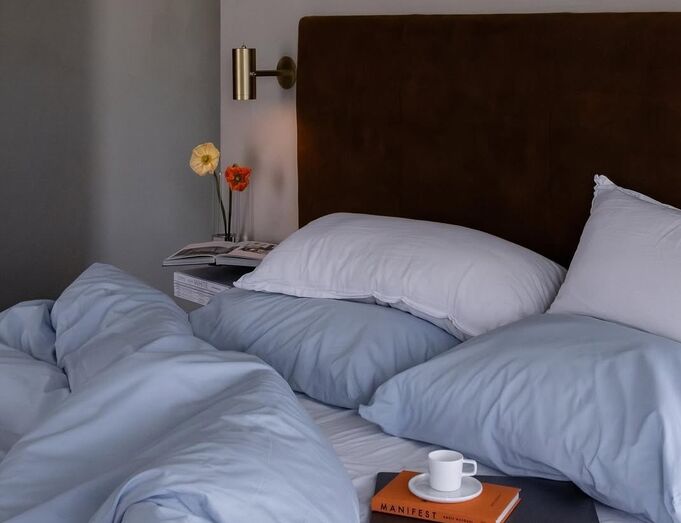 Quarto elegante com iluminação suave, cores neutras e toques pessoais