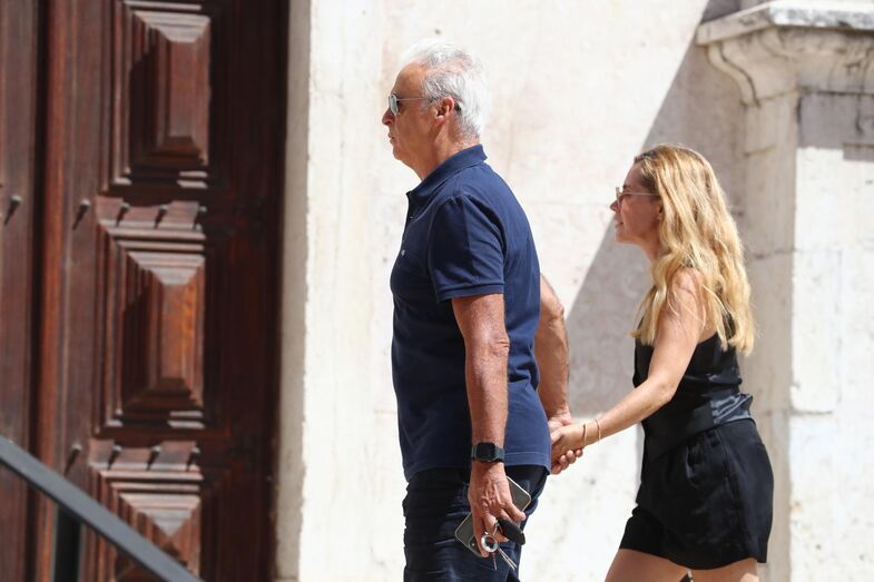 João Gil e a mulher  no funeral de Teresa Caeiro
