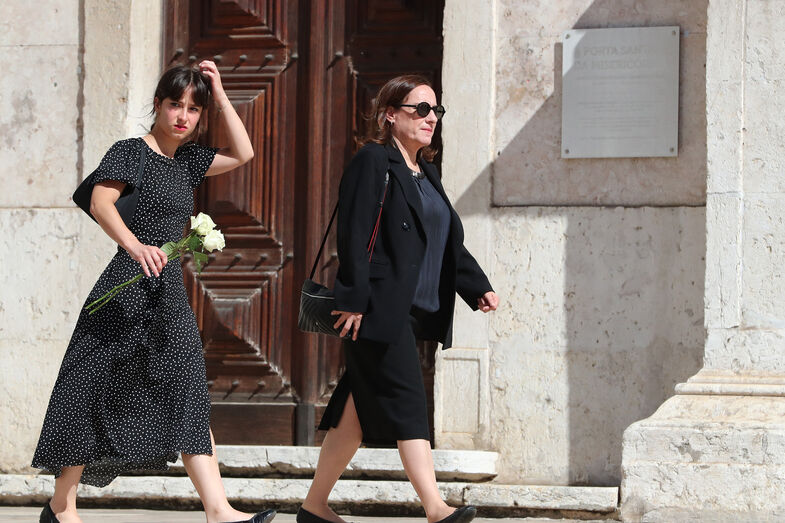 Maria Rueff e a filha   no funeral de Teresa Caeiro