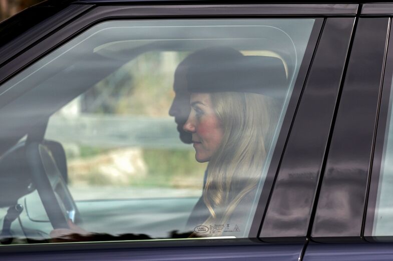 Kate Middleton surge com William num serviço religioso em Balmoral