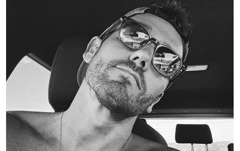 Pedro Teixeira aproveita férias com o filho no sul.
