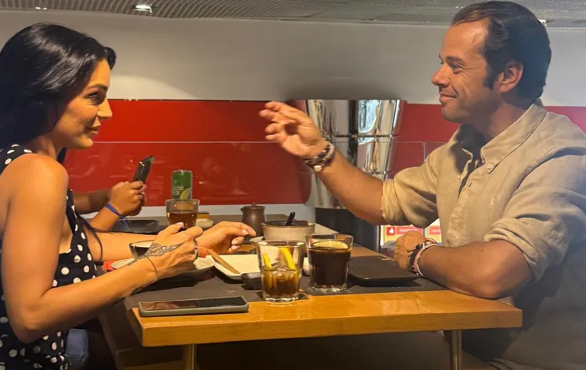 Luíza Abreu e João Moura Caetano jantam com companhia após o noivado