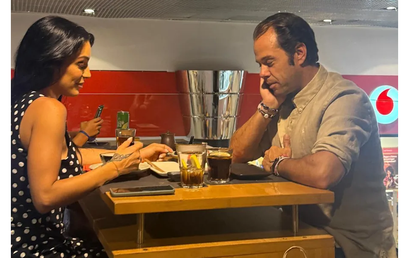 Luíza Abreu e João Moura Caetano jantam com companhia após noivado