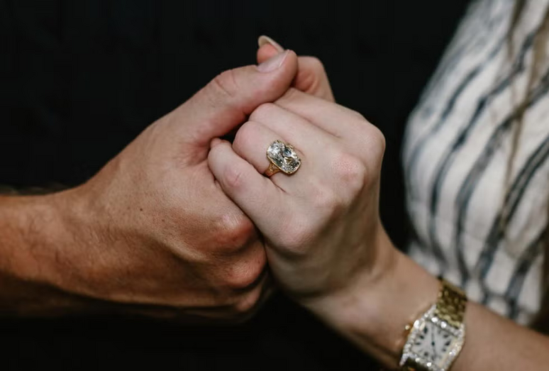 Taylor Swift anuncia noivado com Travis Kelce e exibe anel de Kindred Lubeck