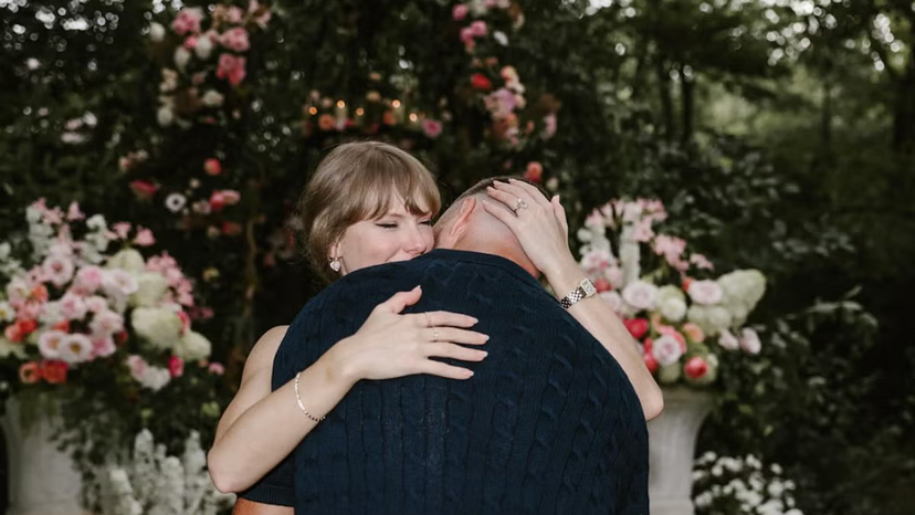 Taylor Swift anuncia noivado com Travis Kelce e exibe anel