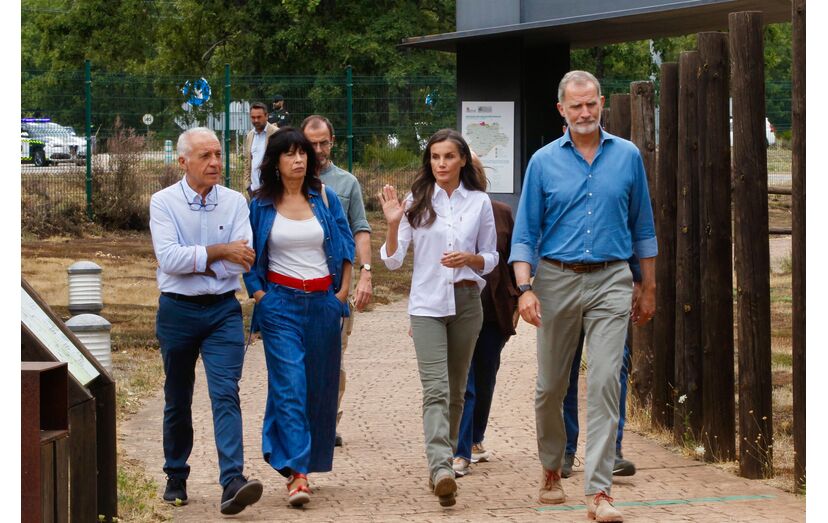 Felipe e Letizia visitam áreas afetadas por incêndios em Espanha