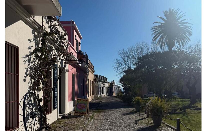 Rua de paralelepípedos em Colonia del Sacramento, Uruguai, com edifícios coloridos