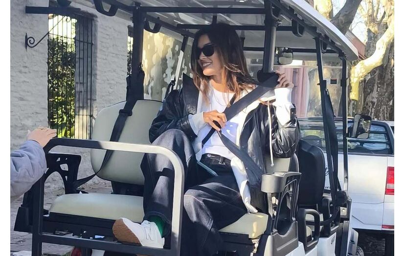 Mulher conduz veículo de golfe no Uruguai
