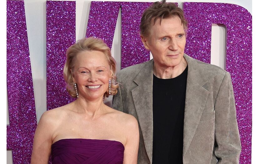 Liam Neeson e a sua companheira posam para "The Naked Gun"