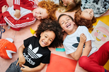 As sapatilhas da Adidas perfeitas para o regresso às aulas estão praticamente a metade do preço