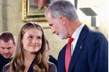 "Respeitinho"! Felipe VI 'mete-se' com a filha, Leonor, durante discurso e arranca gargalhadas do público