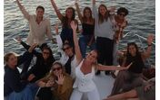 Júlia Palha celebra despedida de solteira com amigos num barco.
