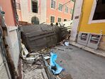 Destroços após acidente com o Elevador da Glória, em Lisboa.
