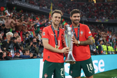 Homenagem a Diogo Jota: Rúben Neves usa o número 21 e leva a taça para o campo