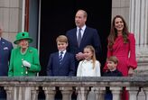 Família real reunida na varanda do Palácio de Buckingham