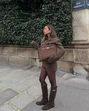 Outono: mulher usa botas em 'street style' parisiense