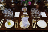 Banquete real no Castelo de Windsor com menu em francês e música de Elton John
