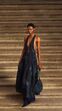 Modelo desfila coleção de Giorgio Armani na Semana de Moda de Milão