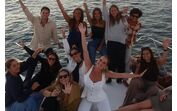 Júlia Palha celebra despedida de solteira com amigos num barco.
