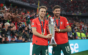Homenagem a Diogo Jota: Rúben Neves usa o número 21 e leva a taça para o campo