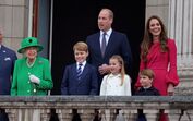 Família real reunida na varanda do Palácio de Buckingham