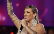 O momento dramático em que Cláudia Nayara desmaia em palco antes de perder o bebé