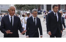 Marcelo, Montenegro e Moedas depositam flores no local do acidente, em homenagem às vítimas da tragédia do Elevador da Glória  
