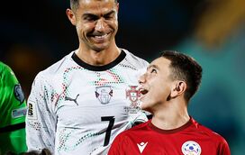 O momento ternurento entre Cristiano Ronaldo e o pequeno adepto que está a correr o mundo