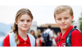 Regresso às aulas no Mónaco: Jacques e Gabriella entre os muitos alunos do pequeno principado