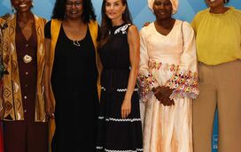 Letizia ao estilo boho! Rainha mostra-se confortável e prática no regresso à vida pública