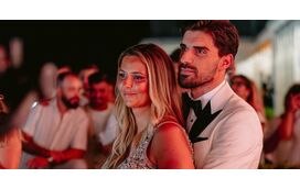 A força discreta ao lado de Rúben Neves que o ampara em silêncio e mudou toda a vida por amor ao craque 