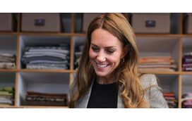 Kate Middleton usa fato xadrez com padrão 'Príncipe de Gales'