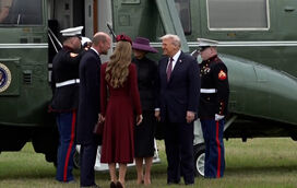 O cumprimento de William e Kate a Melania e Donald Trump na chegada do presidente americano ao Castelo de Windsor