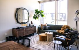 Cinco ideias de decoração que as celebridades usam na sala e que funcionam em casas reais