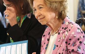 Rainha emérita Sofia surge elegante nos EUA com blazer Escada bem colorido