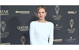 Charlene do Mónaco entrega prémio na Gala Bola de Ouro com vestido Elie Saab inspirado em... vestido de noiva
