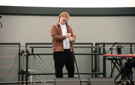 Cantor Lewis Capaldi surpreende ao dar concerto no telhado de supermercado
