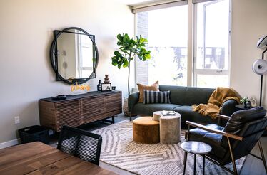 Inspiração de celebridades para uma sala de estar elegante e real