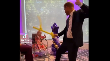 De regresso ao Reino Unido, príncipe Harry brinca com menina às lutas de espada