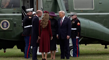 O cumprimento de William e Kate a Melania e Donald Trump na chegada do presidente americano ao Castelo de Windsor  