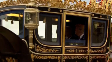 Trump e rei Carlos III viajam juntos de carruagem durante cerimónia de boas-vindas ao Castelo de Windsor   